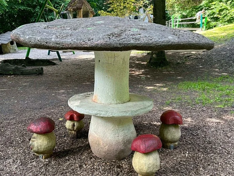 Waldspielplatz Teutonenweg (Pilzspielplatz) - der Schattenspender – Bild 1