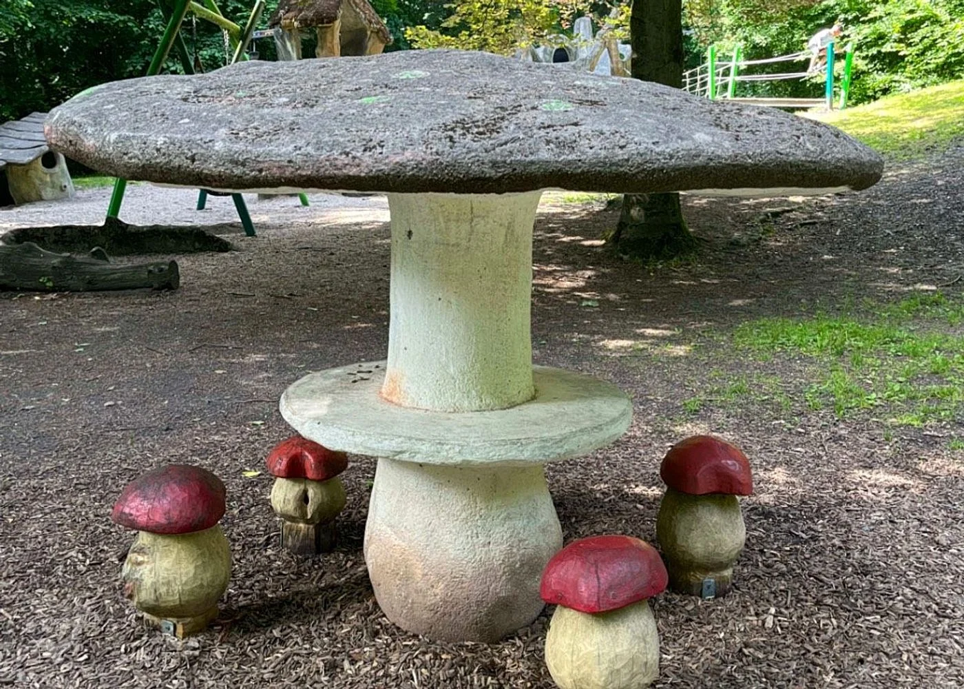 Waldspielplatz Teutonenweg (Pilzspielplatz) - der Schattenspender – Foto 1