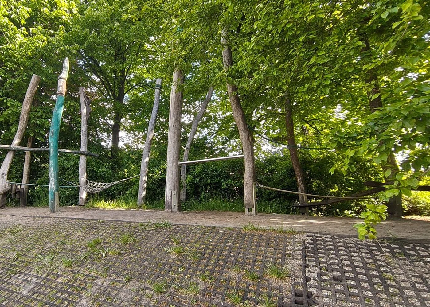 Dschungelspielplatz mit Giraffen-Rutsche – Foto 10