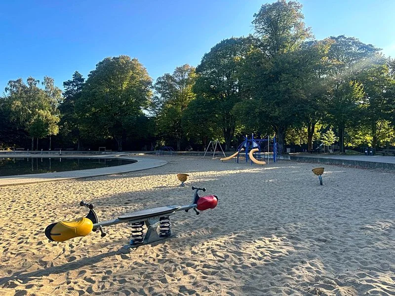 Spielplatz im Stadtpark mit Plantschbecken – Bild 3