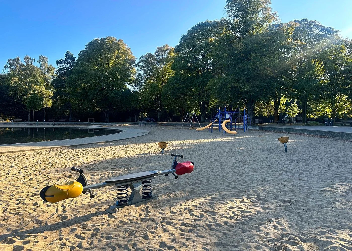 Spielplatz im Stadtpark mit Plantschbecken