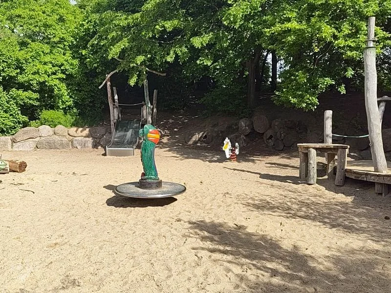 Dschungelspielplatz mit Giraffen-Rutsche – Bild 16