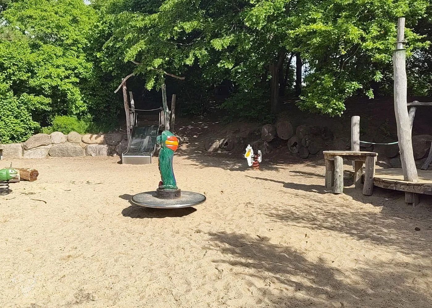 Dschungelspielplatz mit Giraffen-Rutsche – Foto 15