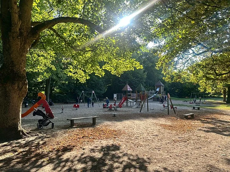 Spielplatz im Stadtpark mit Plantschbecken – Bild 11