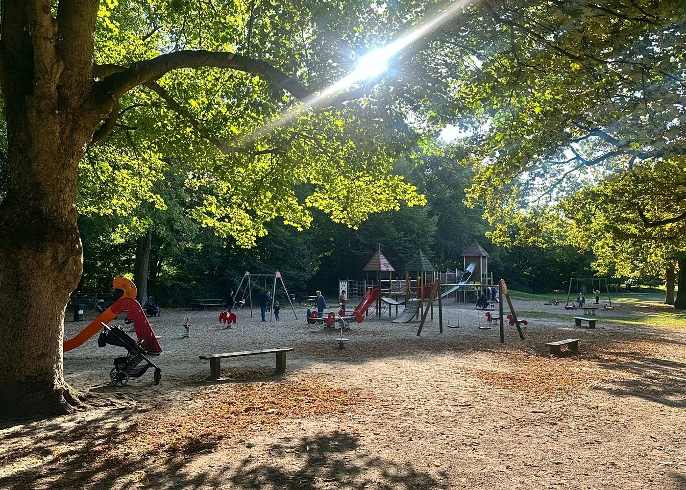 Spielplatz im Stadtpark mit Plantschbecken – Foto 12