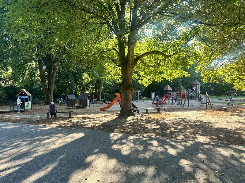 Spielplatz im Stadtpark mit Plantschbecken – Bild 10