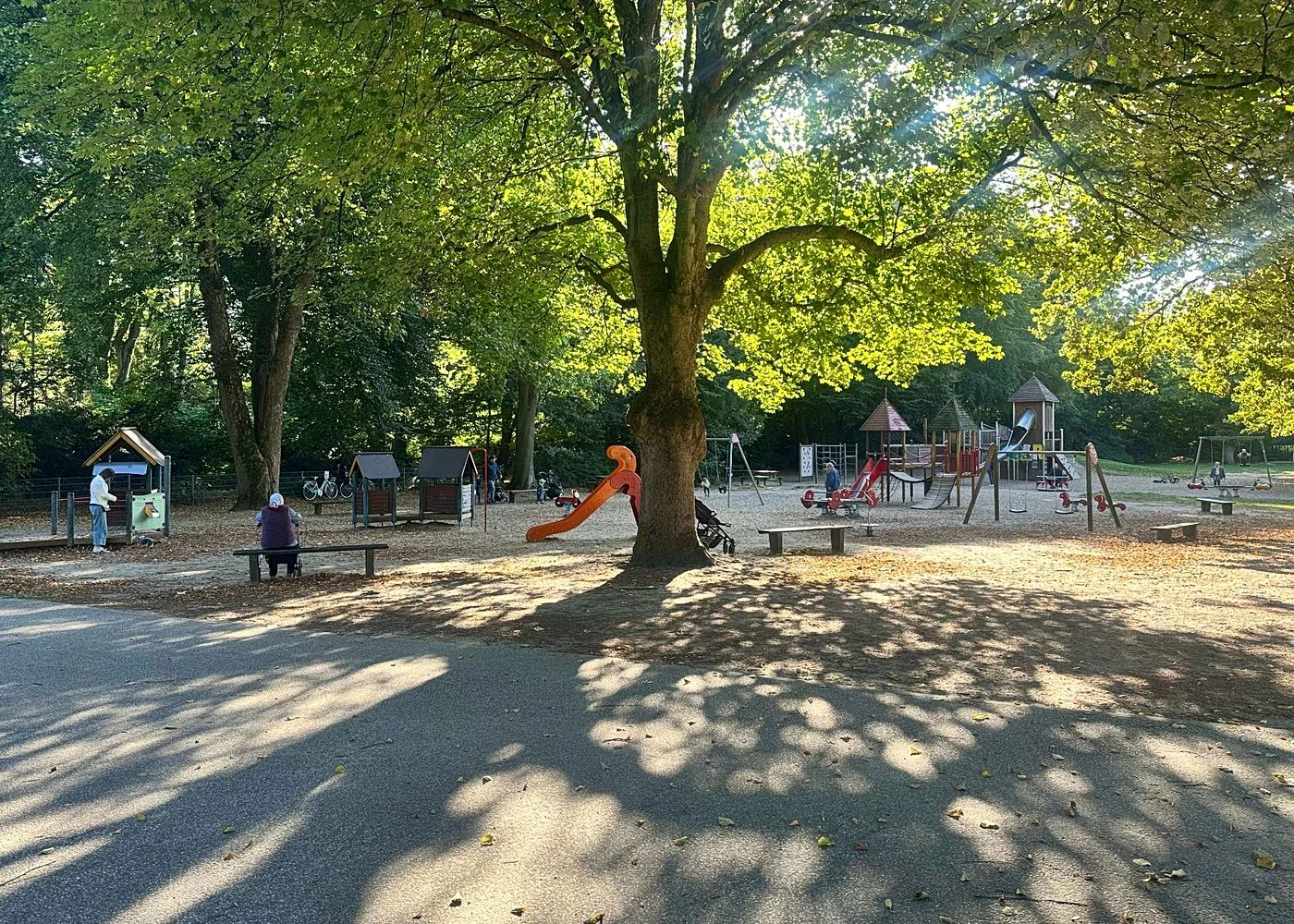 Spielplatz im Stadtpark mit Plantschbecken – Foto 11