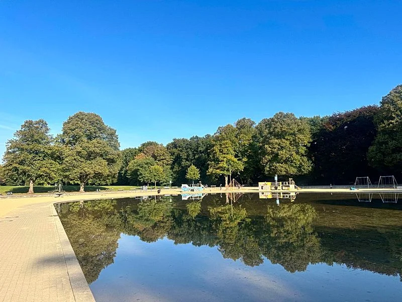 Spielplatz im Stadtpark mit Plantschbecken – Bild 5