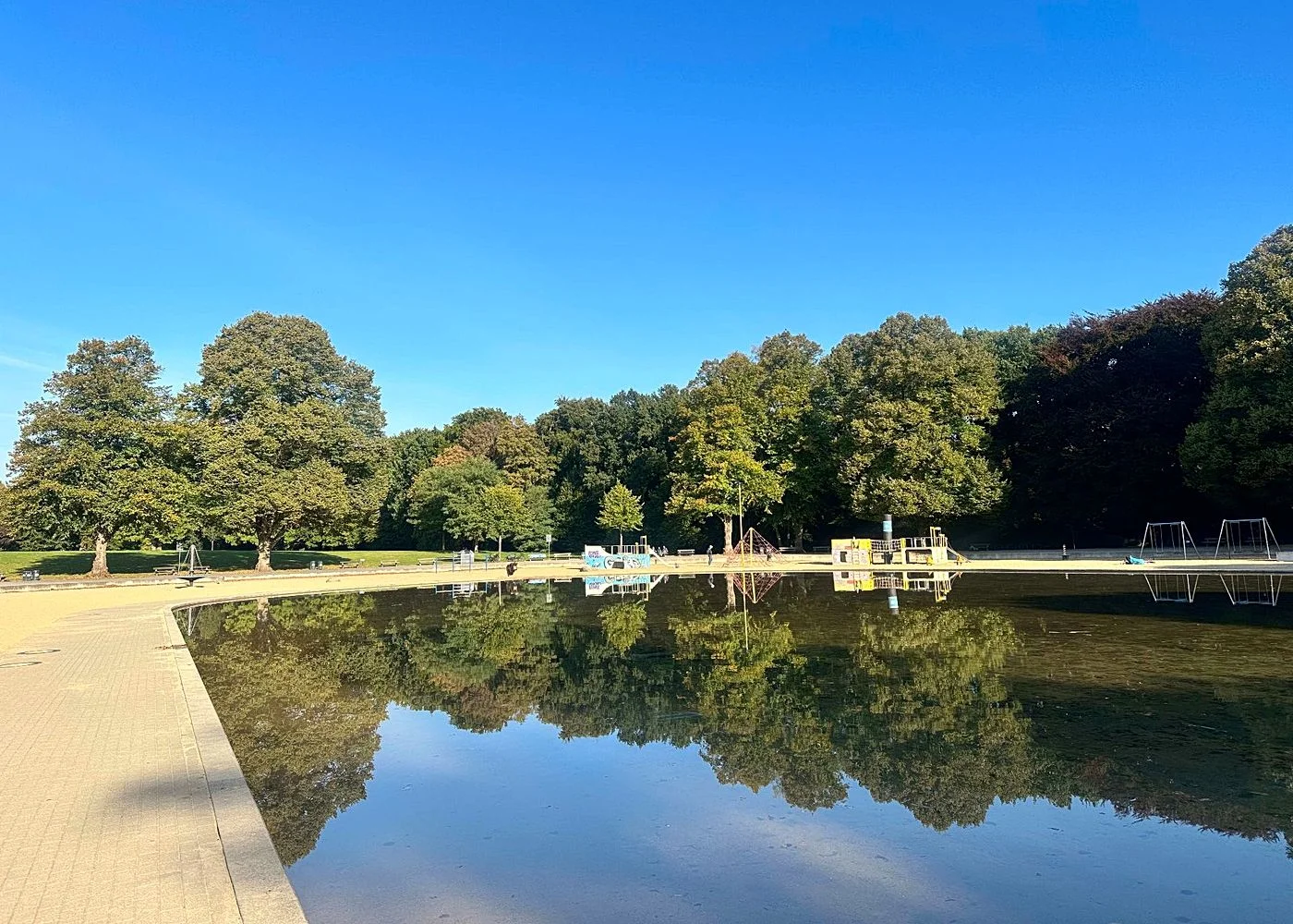 Spielplatz im Stadtpark mit Plantschbecken – Foto 6