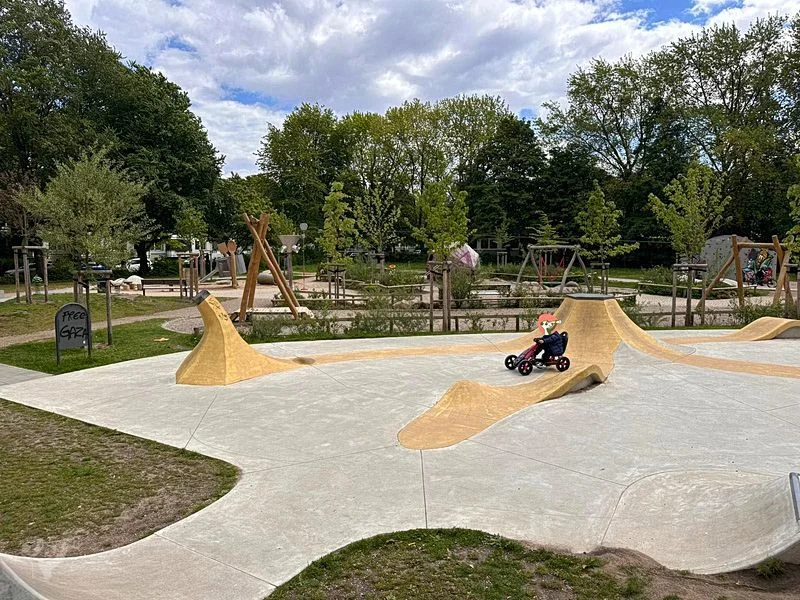 Spielplatz Wegenkamp mit Skaterpark Banane – Bild 4