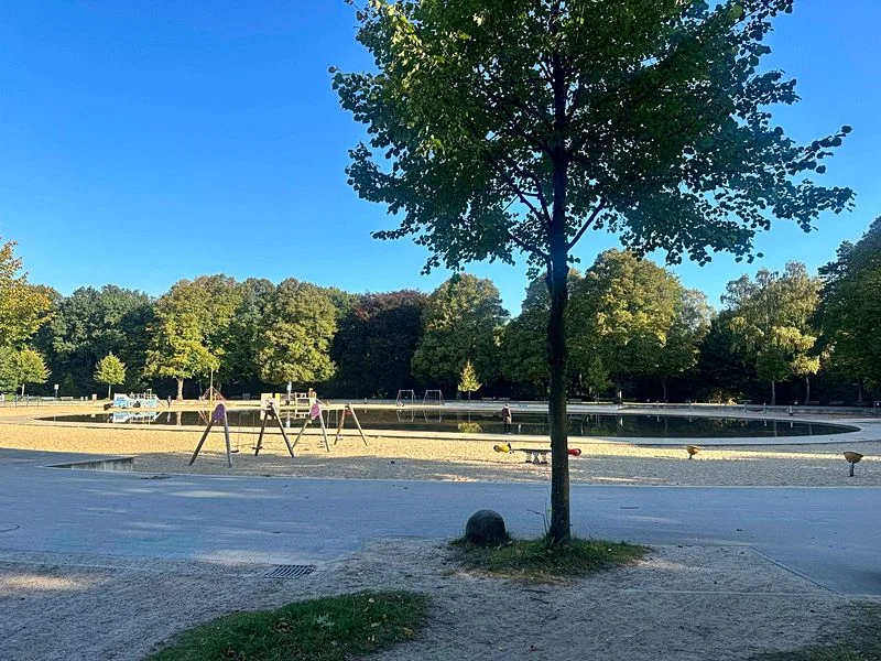 Spielplatz im Stadtpark mit Plantschbecken – Bild 1