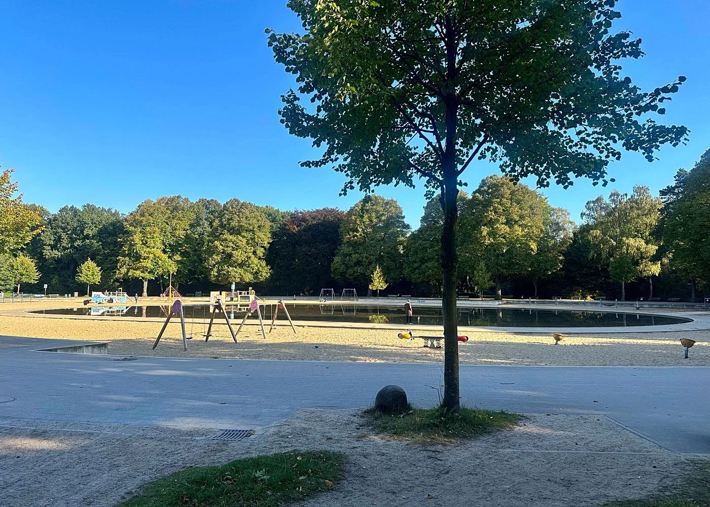Spielplatz im Stadtpark mit Plantschbecken