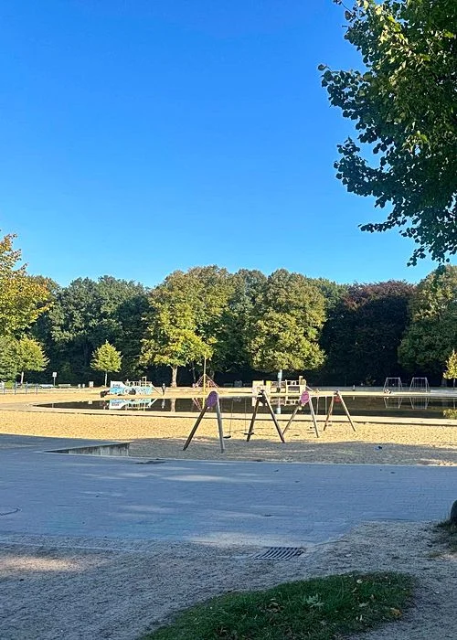 Spielplatz im Stadtpark mit Plantschbecken