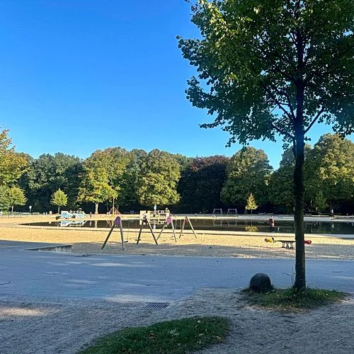 Spielplatz im Stadtpark mit Plantschbecken